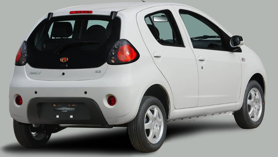 Tal qual o EC7, o pequenino GC2 &eacute; montado na planta uruguaia da Geely, situada na capital Montevid&eacute;u | <a href="https://quatrorodas.abril.com.br/carros/lancamentos/geely-gc2-798075.shtml" rel="migration">Leia mais</a>