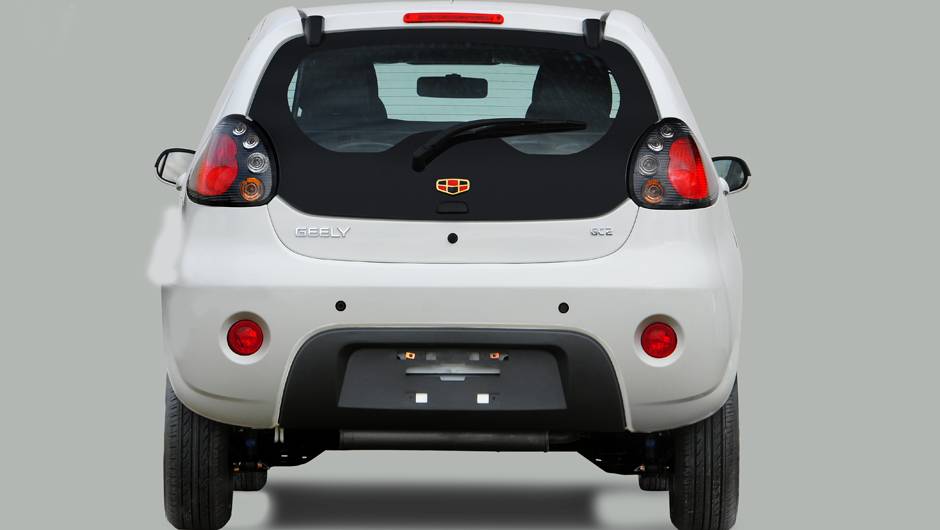O modelo possui modestas dimens&otilde;es: 3,60 metros de comprimento, 1,46m de altura e 1,63m de largura | <a href="https://quatrorodas.abril.com.br/carros/lancamentos/geely-gc2-798075.shtml" rel="migration">Leia mais</a>