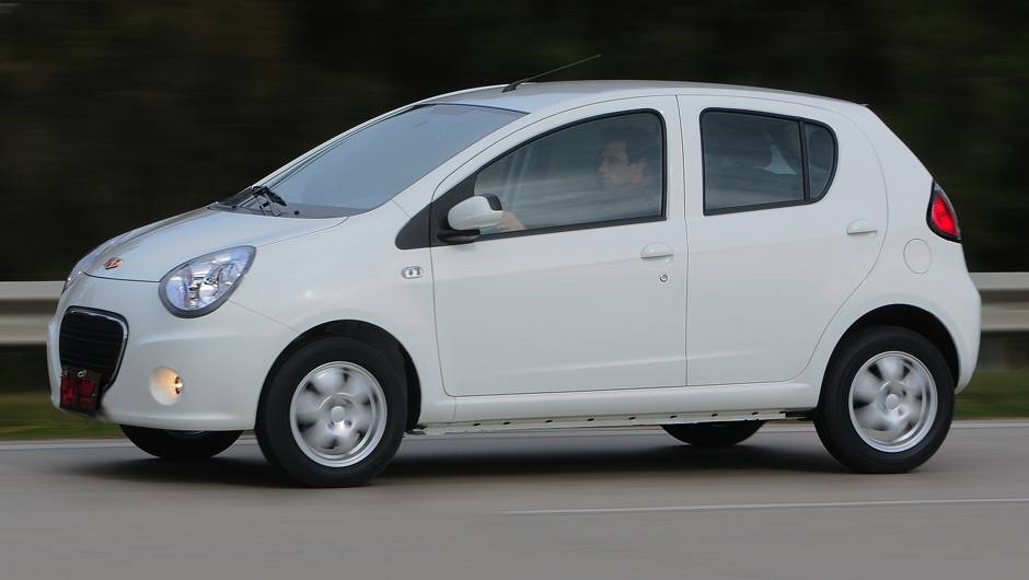 A motoriza&ccedil;&atilde;o do compacto segue esse padr&atilde;o minimalista: 1.0 de tr&ecirc;s cilindros (12V) movido a gasolina, que oferece 68 cavalos de pot&ecirc;ncia | <a href="https://quatrorodas.abril.com.br/carros/lancamentos/geely-gc2-798075.shtml" rel="migration">Leia mais</a>