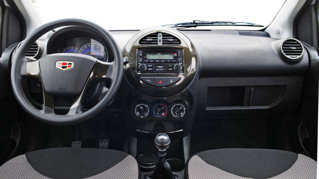São oferecidos itens de série como direção hidráulica, ar-condicionado, volante com regulagem de altura, sensor de estacionamento, travas elétricas e sistema de áudio | <a href="https://quatrorodas.abril.com.br/carros/lancamentos/geely-gc2-798075.shtml" rel="migration">L</a> São oferecidos itens de série como direção hidráulica, ar-condicionado, volante com regulagem de altura, sensor de estacionamento, travas elétricas e sistema de áudio | <a href="https://quatrorodas.abril.com.br/carros/lancamentos/geely-gc2-798075.shtml" rel="migration">L</a>