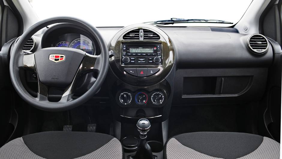 S&atilde;o oferecidos itens de s&eacute;rie como dire&ccedil;&atilde;o hidr&aacute;ulica, ar-condicionado, volante com regulagem de altura, sensor de estacionamento, travas el&eacute;tricas e sistema de &aacute;udio | <a href="https://quatrorodas.abril.com.br/carros/lancamentos/geely-gc2-798075.shtml" rel="migration">L</a>