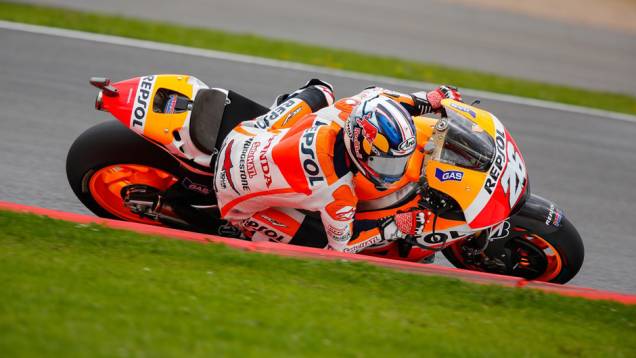 Dani Pedrosa ocupou apenas o nono lugar | <a href="https://quatrorodas.abril.com.br/moto/noticias/motogp-marquez-lidera-sexta-feira-silverstone-798313.shtml" rel="migration">Leia mais</a>