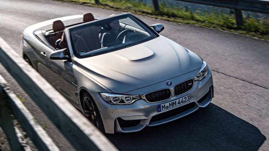 O modelo tem preços que partem de US$ 73 mil nos Estados Unidos | <a href="https://quatrorodas.abril.com.br/noticias/fabricantes/bmw-m4-cabrio-lancado-798454.shtml" rel="migration">Leia mais</a>