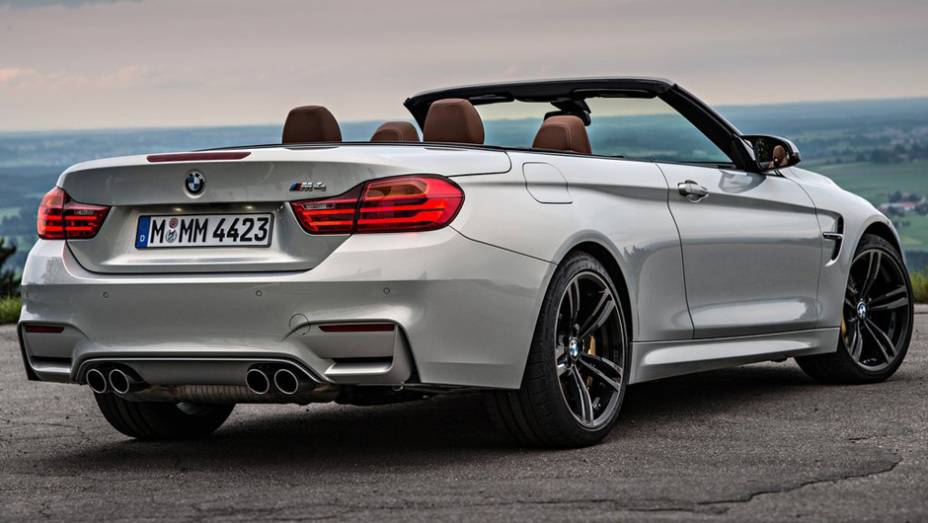 Seu motor é um 3.0 TwinPower Turbo de seis cilindros que desenvolve 425 cv e 56,08 mkgf de torque | <a href="https://quatrorodas.abril.com.br/noticias/fabricantes/bmw-m4-cabrio-lancado-798454.shtml" rel="migration">Leia mais</a>