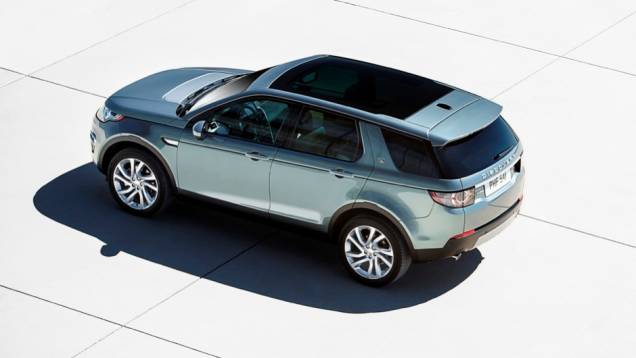 Num primeiro momento, ficam notórias algumas semelhanças do modelo com o Range Rover Evoque, mas a Land Rover trabalhou de modo a deixar o Discovery Sport um pouco mais robusto | <a href="https://quatrorodas.abril.com.br/noticias/saloes/paris-2014/land-rov" rel="migration"></a>
