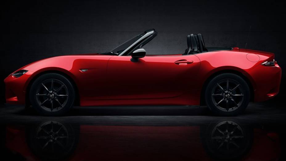 Utilizando uma nova plataforma (de tração traseira), o novo MX-5 Miata é 10,5 centímetros mais curto, 2 cm mais baixo e 1 cm mais largo | <a href="https://quatrorodas.abril.com.br/noticias/fabricantes/mazda-lanca-mx-5-miata-2016-798858.shtml" rel="migration">Leia mais</a>