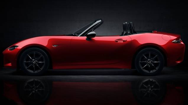 Utilizando uma nova plataforma (de tração traseira), o novo MX-5 Miata é 10,5 centímetros mais curto, 2 cm mais baixo e 1 cm mais largo | <a href="https://quatrorodas.abril.com.br/noticias/fabricantes/mazda-lanca-mx-5-miata-2016-798858.shtml" rel="migration">Leia mais</a> Utilizando uma nova plataforma (de tração traseira), o novo MX-5 Miata é 10,5 centímetros mais curto, 2 cm mais baixo e 1 cm mais largo | <a href="https://quatrorodas.abril.com.br/noticias/fabricantes/mazda-lanca-mx-5-miata-2016-798858.shtml" rel="migration">Leia mais</a>