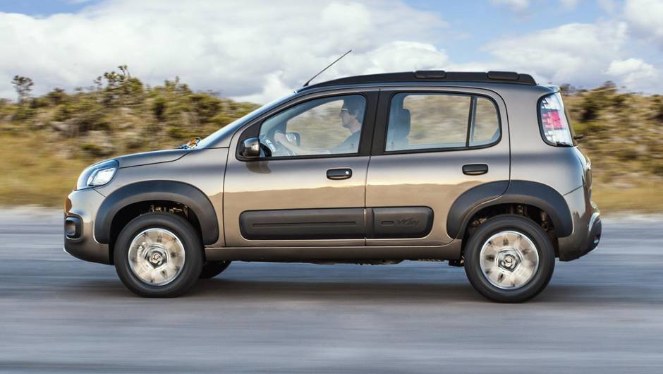 Foram promovidas leves modifica&ccedil;&otilde;es na est&eacute;tica do modelo, incluindo a carroceria | <a href="https://quatrorodas.abril.com.br/carros/lancamentos/fiat-novo-uno-2015-798881.shtml" rel="migration">Leia mais</a>