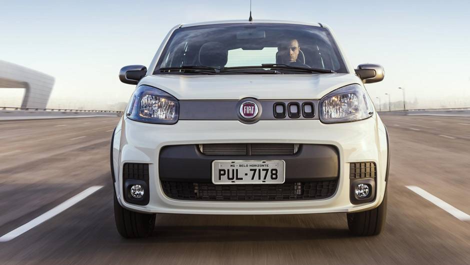 Far&oacute;is e lanternas, bem como para-choques, para-lamas e grades, passaram por sutis reestiliza&ccedil;&otilde;es | <a href="https://quatrorodas.abril.com.br/carros/lancamentos/fiat-novo-uno-2015-798881.shtml" rel="migration">Leia mais</a>