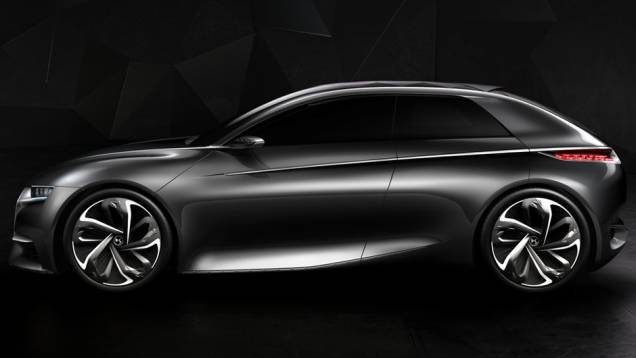 Com cinco portas, o hatchback possui um visual mais futurista | <a href="https://quatrorodas.abril.com.br/noticias/saloes/paris-2014/citroen-cria-conceito-futurista-divine-ds-798916.shtml" rel="migration">Leia mais</a> Com cinco portas, o hatchback possui um visual mais futurista | <a href="https://quatrorodas.abril.com.br/noticias/saloes/paris-2014/citroen-cria-conceito-futurista-divine-ds-798916.shtml" rel="migration">Leia mais</a>