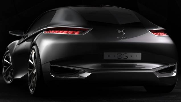 A começar pela traseira, já que a marca substituiu a janela por uma câmera | <a href="https://quatrorodas.abril.com.br/noticias/saloes/paris-2014/citroen-cria-conceito-futurista-divine-ds-798916.shtml" rel="migration">Leia mais</a> A começar pela traseira, já que a marca substituiu a janela por uma câmera | <a href="https://quatrorodas.abril.com.br/noticias/saloes/paris-2014/citroen-cria-conceito-futurista-divine-ds-798916.shtml" rel="migration">Leia mais</a>