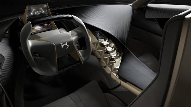Já a grade frontal e o acabamento interno do console são cravejados de cristais Svarovski | <a href="https://quatrorodas.abril.com.br/noticias/saloes/paris-2014/citroen-cria-conceito-futurista-divine-ds-798916.shtml" rel="migration">Leia mais</a> Já a grade frontal e o acabamento interno do console são cravejados de cristais Svarovski | <a href="https://quatrorodas.abril.com.br/noticias/saloes/paris-2014/citroen-cria-conceito-futurista-divine-ds-798916.shtml" rel="migration">Leia mais</a>