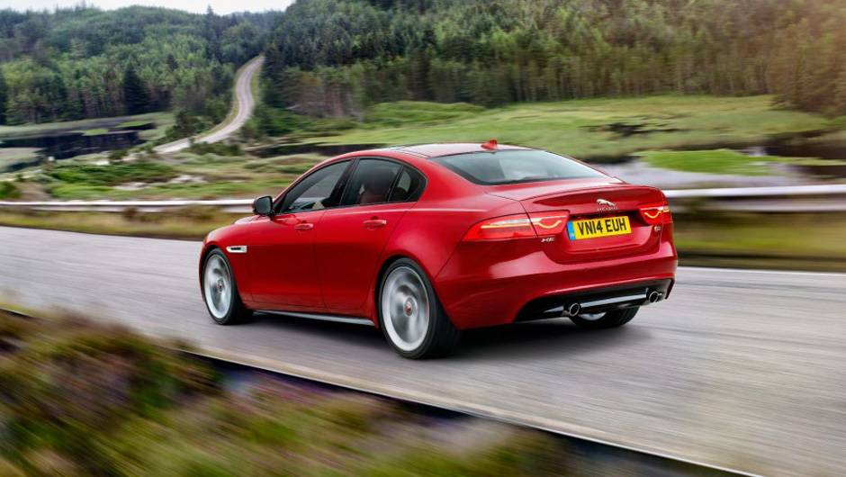 O modelo desembarca no mercado para rivalizar com BMW S&eacute;rie 3, Audi A4, Mercedes Classe C, entre outros | <a href="https://quatrorodas.abril.com.br/noticias/saloes/paris-2014/jaguar-lanca-oficialmente-esportivo-xe-799262.shtml" rel="migration">Leia mais</a>