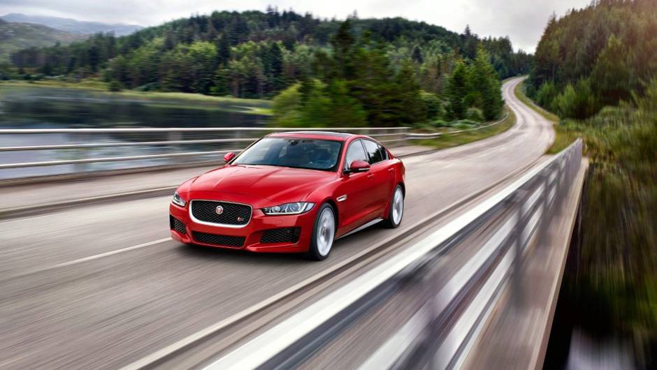 Algumas op&ccedil;&otilde;es de motoriza&ccedil;&atilde;o estar&atilde;o dispon&iacute;veis para o sed&atilde;, incluindo a de topo de linha 3.0 V6 de 340 cv | <a href="https://quatrorodas.abril.com.br/noticias/saloes/paris-2014/jaguar-lanca-oficialmente-esportivo-xe-799262.shtml" rel="migration">Leia mais</a>