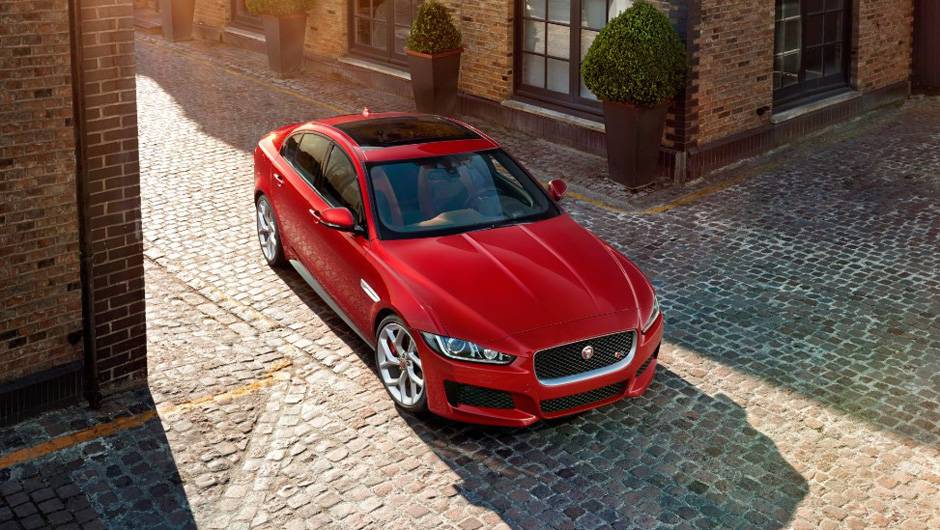 Quanto ao c&acirc;mbio, pode ser manual de seis marchas ou autom&aacute;tico de oito marchas, sempre com tra&ccedil;&atilde;o traseira | <a href="https://quatrorodas.abril.com.br/noticias/saloes/paris-2014/jaguar-lanca-oficialmente-esportivo-xe-799262.shtml" rel="migration">Leia mais</a>
