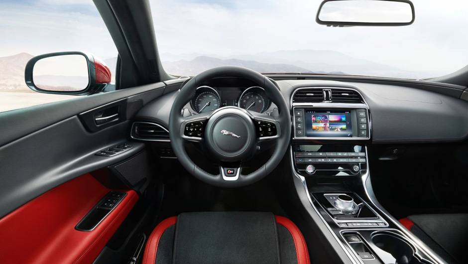 Destaque tamb&eacute;m para as tecnologias internas, como o Sistema In Control, que permite a interface com smartphones ou por comando de voz | <a href="https://quatrorodas.abril.com.br/noticias/saloes/paris-2014/jaguar-lanca-oficialmente-esportivo-xe-799262.shtm" rel="migration"></a>