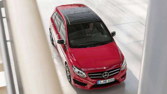 O Classe B também recebeu entradas de ar maiores no para-choque dianteiro, luzes diurnas de LED integradas aos faróis | <a href="https://quatrorodas.abril.com.br/noticias/saloes/paris-2014/mercedes-benz-atualiza-classe-b-799644.shtml" rel="migration">Leia mais</a> O Classe B também recebeu entradas de ar maiores no para-choque dianteiro, luzes diurnas de LED integradas aos faróis | <a href="https://quatrorodas.abril.com.br/noticias/saloes/paris-2014/mercedes-benz-atualiza-classe-b-799644.shtml" rel="migration">Leia mais</a>