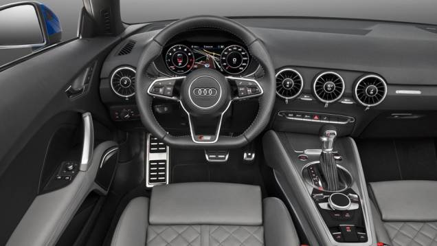 Por padrão, os modelos contam com câmbio manual de seis marchas, mas a transmissão S tronic de seis marchas é opcional | <a href="https://quatrorodas.abril.com.br/noticias/saloes/paris-2014/audi-exibe-tt-tts-roadster-802308.shtml" rel="migration">Leia mais</a> Por padrão, os modelos contam com câmbio manual de seis marchas, mas a transmissão S tronic de seis marchas é opcional | <a href="https://quatrorodas.abril.com.br/noticias/saloes/paris-2014/audi-exibe-tt-tts-roadster-802308.shtml" rel="migration">Leia mais</a>