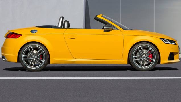 Por sinal, com bloco a gasolina, também surge a opção de tração integral quattro | <a href="https://quatrorodas.abril.com.br/noticias/saloes/paris-2014/audi-exibe-tt-tts-roadster-802308.shtml" rel="migration">Leia mais</a>