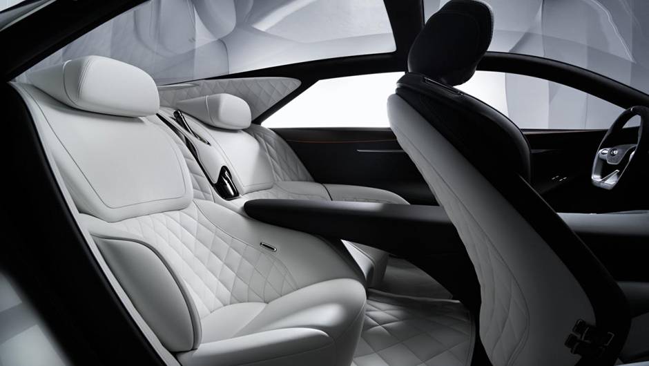 Por dentro, h&aacute; revestimento em couro de alta qualidade, volante com a base achatada, painel de instrumentos digital e teto solar panor&acirc;mico | <a href="https://quatrorodas.abril.com.br/noticias/saloes/paris-2014/infiniti-oficializa-q80-inspiration-concept-8" rel="migration"></a>