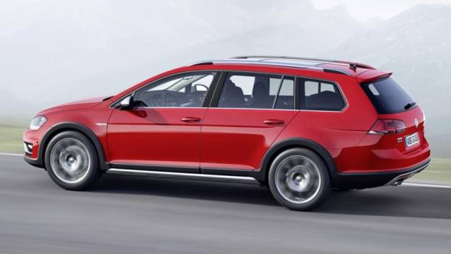 O modelo chega com tração 4x4 (4Motion) e corpo 20 mm mais alto em relação aos modelos tradicionais da linha | <a href="https://quatrorodas.abril.com.br/noticias/saloes/paris-2014/volkswagen-lanca-golf-alltrack-salao-paris-802263.shtml" rel="migration">Leia mais</a>