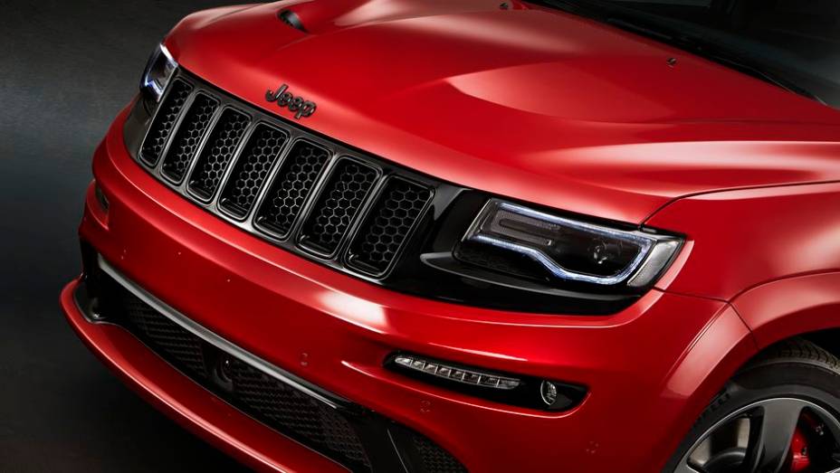 O motor que equipa o SUV é o 6.4 V8 HEMI, o qual oferece 468 cavalos de potência e 63,6 kgfm de torque | <a href="https://quatrorodas.abril.com.br/noticias/saloes/paris-2014/jeep-leva-grand-cherokee-srt-red-vapor-europa-803613.shtml" rel="migration">Leia mais</a>