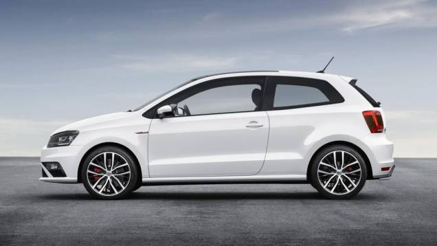 No estilo, o carro ganha novos para-choques dianteiro e traseiro com desenho mais esportivo | <a href="https://quatrorodas.abril.com.br/noticias/saloes/paris-2014/polo-gti-reestilizado-ganha-mais-potencia-800463.shtml" rel="migration">Leia mais</a> No estilo, o carro ganha novos para-choques dianteiro e traseiro com desenho mais esportivo | <a href="https://quatrorodas.abril.com.br/noticias/saloes/paris-2014/polo-gti-reestilizado-ganha-mais-potencia-800463.shtml" rel="migration">Leia mais</a>