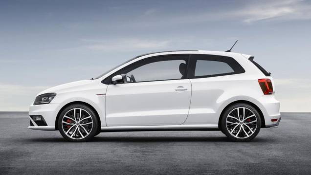 No estilo, o carro ganha novos para-choques dianteiro e traseiro com desenho mais esportivo | <a href="https://quatrorodas.abril.com.br/noticias/saloes/paris-2014/polo-gti-reestilizado-ganha-mais-potencia-800463.shtml" rel="migration">Leia mais</a>