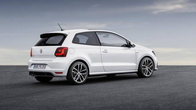 Na parte mecânica, um novo motor 1.8 de quatro cilindros é utilizado | <a href="https://quatrorodas.abril.com.br/noticias/saloes/paris-2014/polo-gti-reestilizado-ganha-mais-potencia-800463.shtml" rel="migration">Leia mais</a>