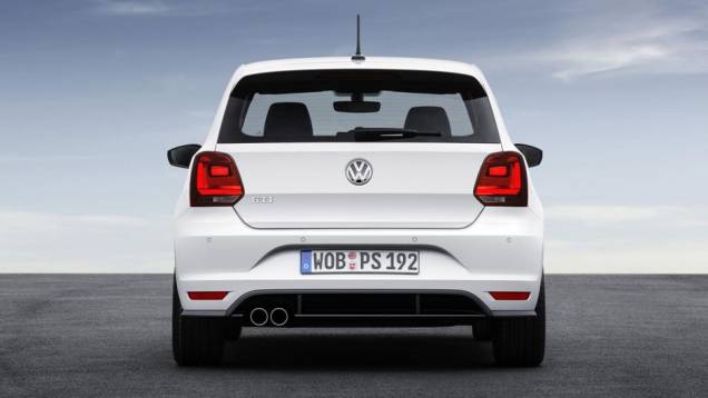 Com este conjunto de motor e câmbio o Polo GTI acelera de 0 até 100 km/h em apenas 6.7 segundos e tem velocidade máxima de 236 km/h | <a href="https://quatrorodas.abril.com.br/noticias/saloes/paris-2014/polo-gti-reestilizado-ganha-mais-potencia-800463.shtm" rel="migration"></a>