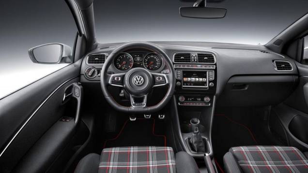 Internamente, o Polo vem com volante com base achatada... | <a href="https://quatrorodas.abril.com.br/noticias/saloes/paris-2014/polo-gti-reestilizado-ganha-mais-potencia-800463.shtml" rel="migration">Leia mais</a> Internamente, o Polo vem com volante com base achatada... | <a href="https://quatrorodas.abril.com.br/noticias/saloes/paris-2014/polo-gti-reestilizado-ganha-mais-potencia-800463.shtml" rel="migration">Leia mais</a>