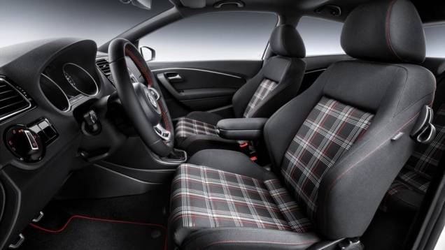 ...bancos esportivos com estofamento característico da versão e detalhes em preto brilhante e vermelho pela cabine | <a href="https://quatrorodas.abril.com.br/noticias/saloes/paris-2014/polo-gti-reestilizado-ganha-mais-potencia-800463.shtml" rel="migration">Leia mais</a>