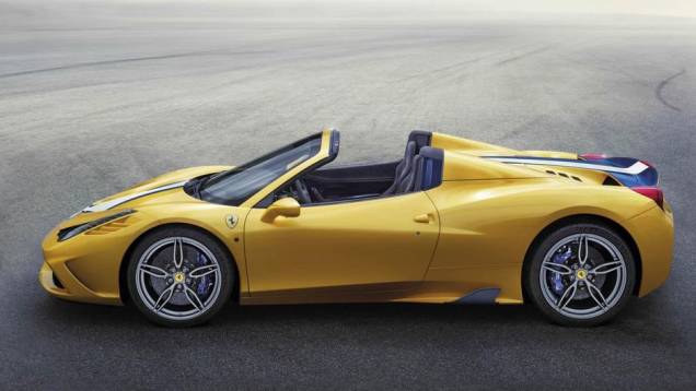 A grande diferença para a versão tradicional do modelo é uma capota retrátil, que demora 14 segundos para abrir e fechar | <a href="https://quatrorodas.abril.com.br/noticias/saloes/paris-2014/ferrari-divulga-imagens-458-speciale-aperta-802402.shtml" rel="migration">Leia m</a>