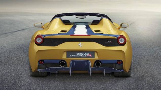 A supermáquina precisa apenas de três segundos para atingir 100 km/h e 9,5 segundos para beirar os 200/km | <a href="https://quatrorodas.abril.com.br/noticias/saloes/paris-2014/ferrari-divulga-imagens-458-speciale-aperta-802402.shtml" rel="migration">Leia mais</a>