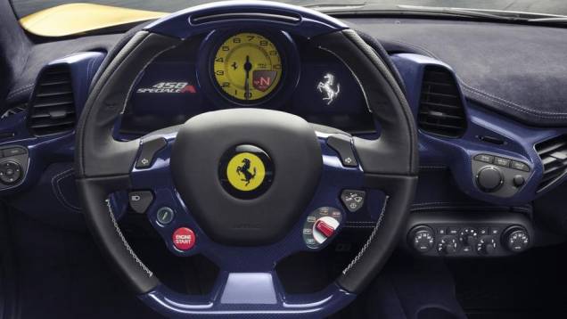 Criada para ter a melhor aerodinâmica, a Ferrari Speciale 458 Aperta possui revestimento interno nos painéis e nas portas em fibra de carbono azul | <a href="https://quatrorodas.abril.com.br/noticias/saloes/paris-2014/ferrari-divulga-imagens-458-speciale-a" rel="migration"></a>