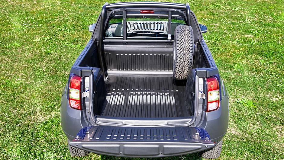Apesar de a Dacia n&atilde;o ter planos para lan&ccedil;ar o modelo no mercado geral, a Romturingia, oficina de personaliza&ccedil;&atilde;o, aceitar&aacute; encomendas para converter o utilit&aacute;rio esportivo | <a href="https://quatrorodas.abril.com.br/noticias/fabricantes/dacia-oficializa-du" rel="migration"></a>