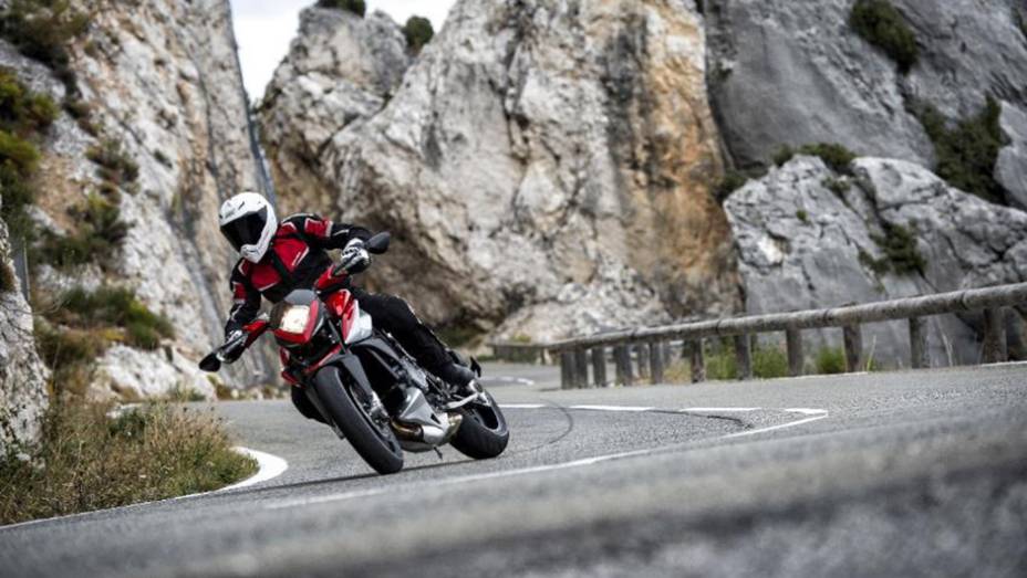 A MV Agusta confirmou a chegada de um novo modelo para sua gama no mercado brasileiro: a Rivale 800 | <a href="https://quatrorodas.abril.com.br/moto/noticias/mv-agusta-rivale-800-chega-r-55-5-mil-805118.shtml" rel="migration">Leia mais</a>