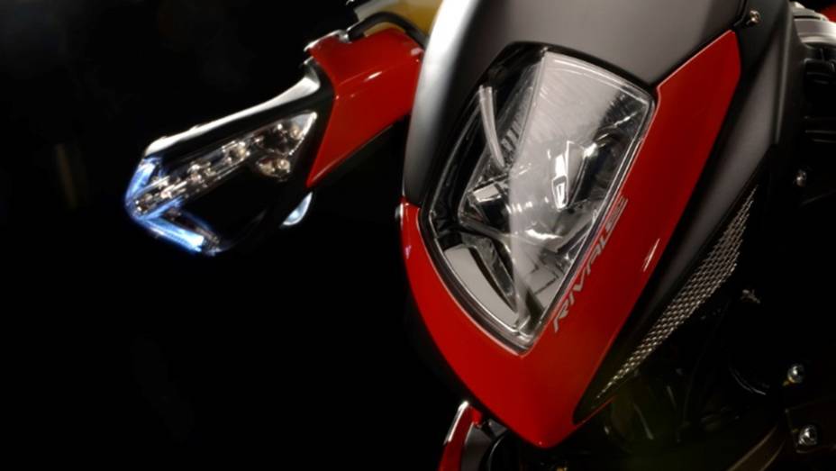 A naked será disponibilizada nas concessionárias do país por R$ 55,5 mil | <a href="https://quatrorodas.abril.com.br/moto/noticias/mv-agusta-rivale-800-chega-r-55-5-mil-805118.shtml" rel="migration">Leia mais</a>