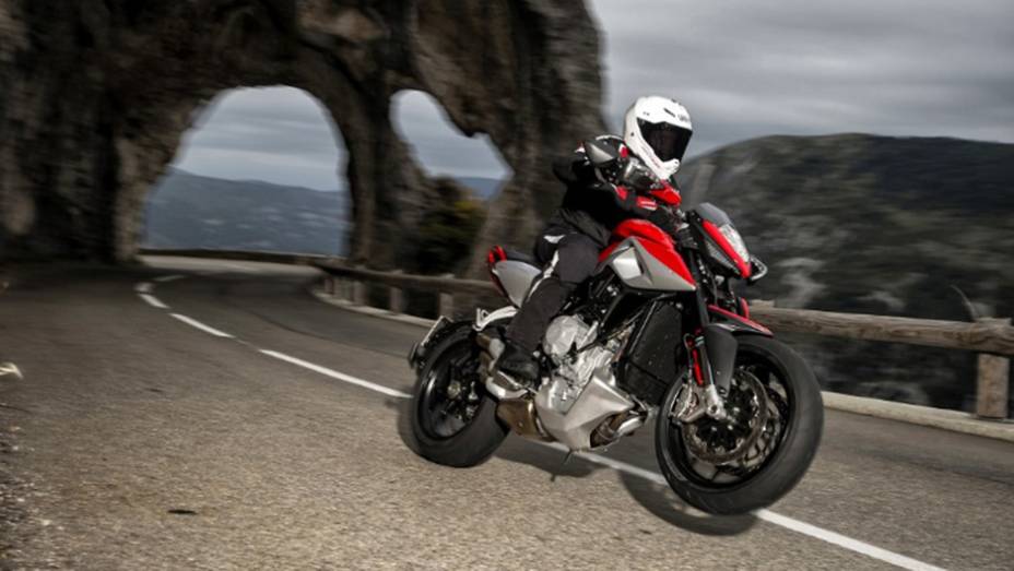 A promessa é de uma condução divertida e dinâmica | <a href="https://quatrorodas.abril.com.br/moto/noticias/mv-agusta-rivale-800-chega-r-55-5-mil-805118.shtml" rel="migration">Leia mais</a>