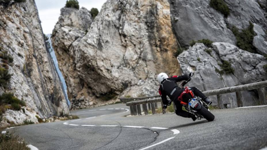 Dessa maneira, a moto alcança a velocidade máxima de 245 km/h | <a href="https://quatrorodas.abril.com.br/moto/noticias/mv-agusta-rivale-800-chega-r-55-5-mil-805118.shtml" rel="migration">Leia mais</a>