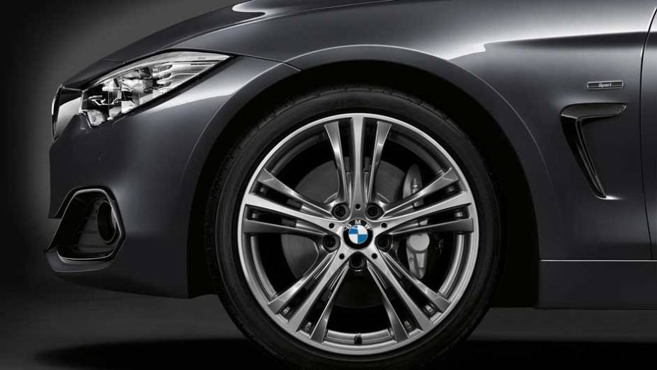 O modelo será apresentado oficialmente no Salão de Los Angeles, em novembro | <a href="https://quatrorodas.abril.com.br/noticias/fabricantes/bmw-lanca-serie-4-conversivel-756972.shtml" rel="migration">Leia mais</a>