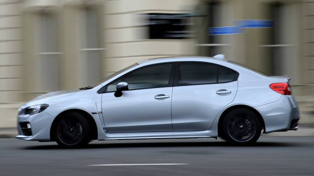 Carroceria mescla detalhes clássicos com alguns elementos esportivos | <a href="https://quatrorodas.abril.com.br/noticias/fabricantes/subaru-apresenta-wrx-salao-automovel-806204.shtml" rel="migration">Leia mais</a> Carroceria mescla detalhes clássicos com alguns elementos esportivos | <a href="https://quatrorodas.abril.com.br/noticias/fabricantes/subaru-apresenta-wrx-salao-automovel-806204.shtml" rel="migration">Leia mais</a>