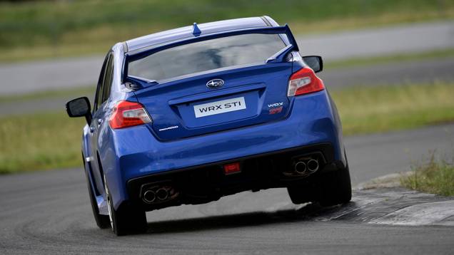 As saias laterais, as ponteiras duplas de escapamento, o aerofólio e o difusor traseiro sustentam o estilo esportivo | <a href="https://quatrorodas.abril.com.br/noticias/fabricantes/subaru-apresenta-wrx-salao-automovel-806204.shtml" rel="migration">Leia mais</a> As saias laterais, as ponteiras duplas de escapamento, o aerofólio e o difusor traseiro sustentam o estilo esportivo | <a href="https://quatrorodas.abril.com.br/noticias/fabricantes/subaru-apresenta-wrx-salao-automovel-806204.shtml" rel="migration">Leia mais</a>