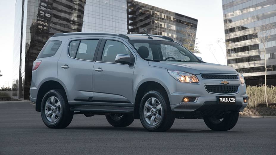 SUV chega como motor 3.6 com injeção direta e oferece 277 cv | <a href="https://quatrorodas.abril.com.br/noticias/fabricantes/gm-revela-novo-trailblazer-806837.shtml" rel="migration">Leia mais</a>