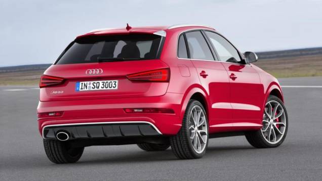 A versão de performance RS Q3, por outro lado, virá com bloco 2.5 turbo a gasolina, entregando 30 cv e 3 mkgf de torque a mais do que na linha 2014 | <a href="https://quatrorodas.abril.com.br/noticias/fabricantes/audi-apresenta-q3-2015-810386.shtml/" rel="migration">Leia Ma</a>