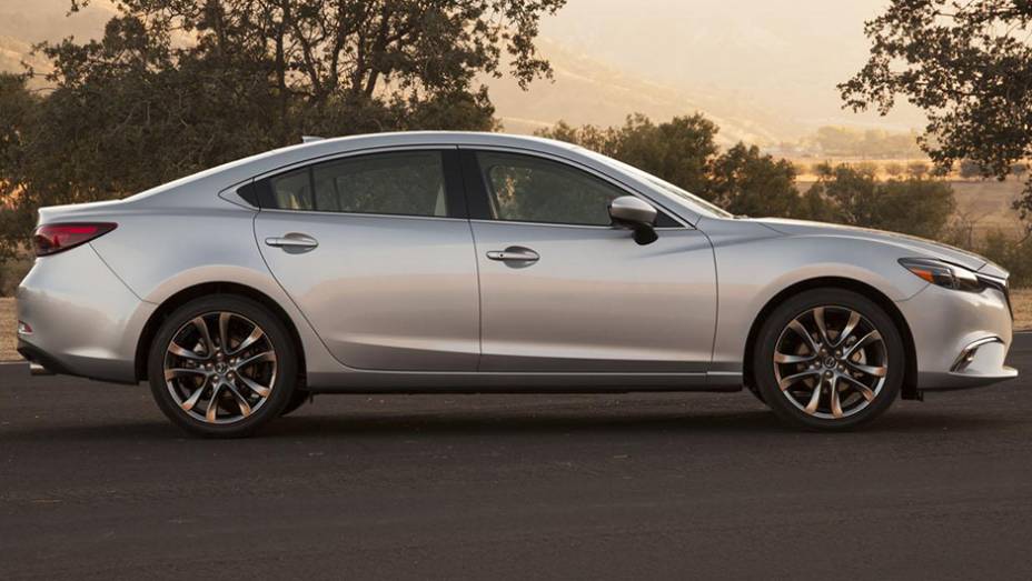 Ele chegará às concessionárias da marca nos Estados Unidos em meados do próximo ano | <a href="https://quatrorodas.abril.com.br/noticias/saloes/losangeles-2014/novo-mazda6-revelado-los-angeles-816379.shtml" rel="migration">Leia mais</a>