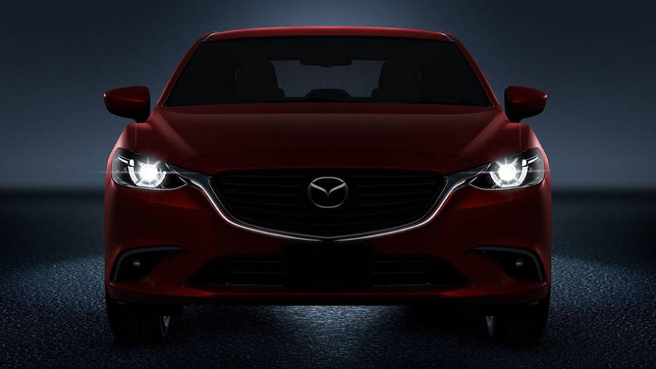 Entre as alterações, destaque para a grade frontal reestilizada e para as lanternas atualizadas | <a href="https://quatrorodas.abril.com.br/noticias/saloes/losangeles-2014/novo-mazda6-revelado-los-angeles-816379.shtml" rel="migration">Leia mais</a>