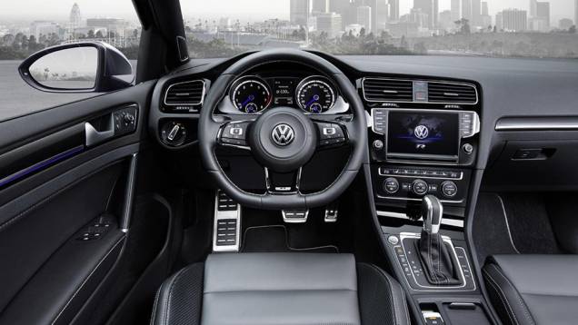 A perua vem ainda com controle de estabilidade esportivo ESC e quatro opções de perfil de pilotagem | <a href="https://quatrorodas.abril.com.br/noticias/saloes/losangeles-2014/volkswagen-lanca-golf-r-variant-salao-los-angeles-815737.shtml" rel="migration">Leia mais</a>