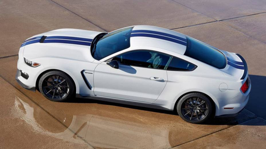 Trata-se da nova versão de topo de linha do tradicional muscle car | <a href="https://quatrorodas.abril.com.br/noticias/fabricantes/ford-mostra-shelby-gt350-mustang-815356.shtml" rel="migration">Leia mais</a>