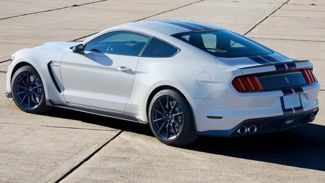 Ela vem equipada com um motor 5.2 V8 de construção diferenciada | <a href="https://quatrorodas.abril.com.br/noticias/fabricantes/ford-mostra-shelby-gt350-mustang-815356.shtml" rel="migration">Leia mais</a>